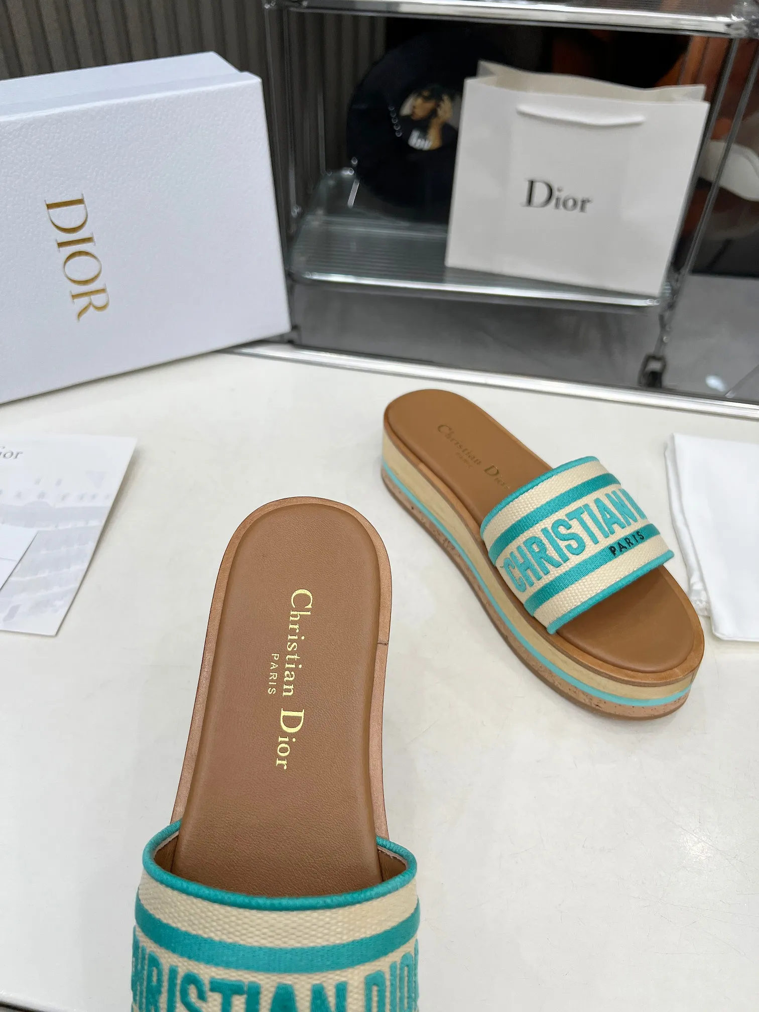 👟👟Ex-factory price 420👟👟 Dior's new spring and summer IVIETA DWAY jelly-colored flat-soled one-slip women's shoes with CD letter logo three-dimensional embroidery thick-soled round-toe open-toe slippers. The original version is developed to be the top version on the market. It feels soft and delicate on the feet and is extremely comfortable. Material: Upper imported raffia electric embroidery high-temperature water-soluble cotton technical fabric + water-dyed cowhide foot pad lining + original consistent combination outsole Outsole: original outsole Size: 35-42 (40.41.42 custom-made, non-refundable and non-exchangeable)